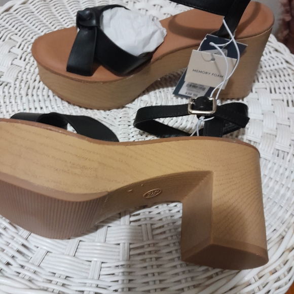 Sandal - Picture 3 of 4